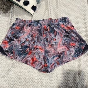 LULULEMON HOTTY HOT SHORTS // 4IN HIGH RISE // FUN PATTERN // SIZE 16